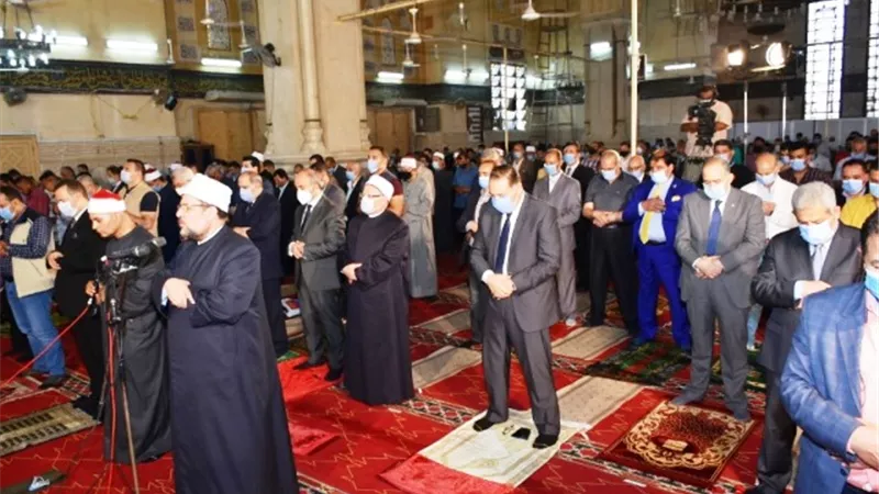 وزير الاوقاف والمفتى ومحافظ الشرقية يؤدون صلاة الجمعة بمسجد الفتح بالزقازيق.. صور