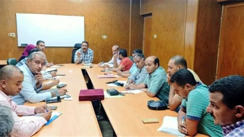 رئيس شركة المياه بقنا يناقش احتياجات العاملين من التدريب الفنى والإدارى
