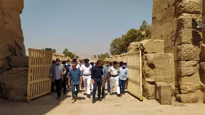 وزير الأثار يتفقد أعمال ترميم معبد الكرنك بالأقصر ويلتقى فوجا سياحيا .صور