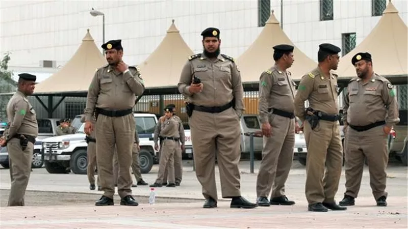 السعودية: القبض على منتحلي صفة أمنية ابتزا العمالة الوافدة