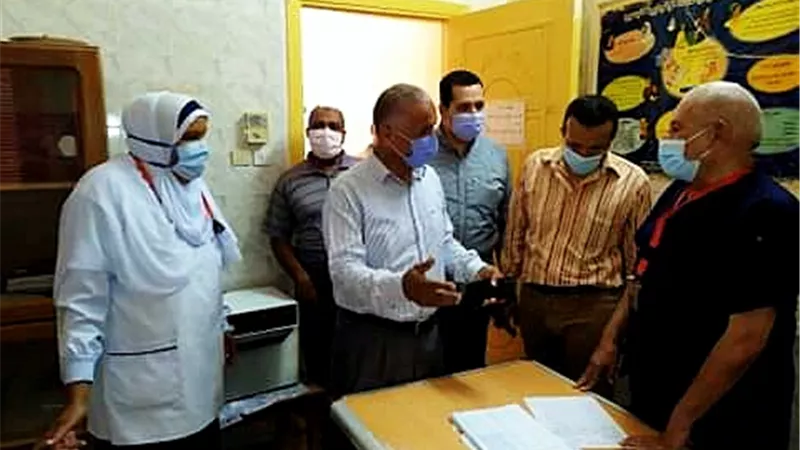 توقيع الكشف الطبي على المواطنين مجانا فى قافلة الداخلة بالوادى الجديد