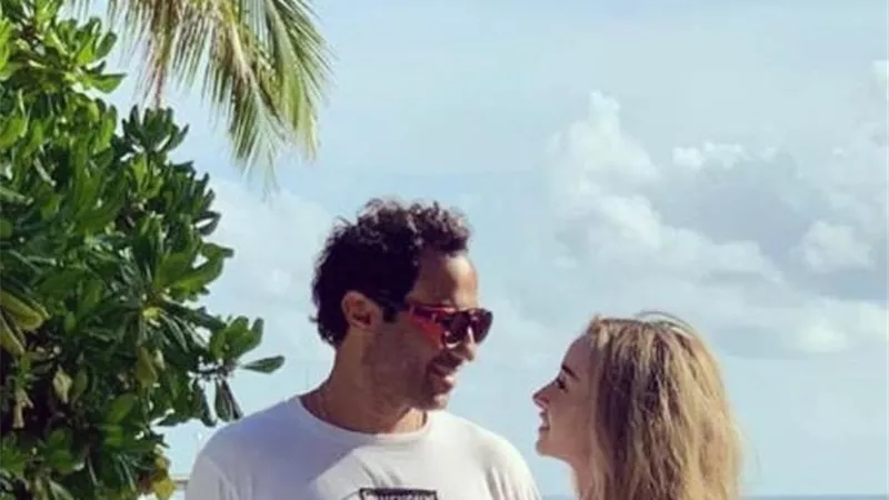 بكلمات رقيقة .. أحمد فهمى يداعب هنا الزاهد فى عيد زواجهما الاول