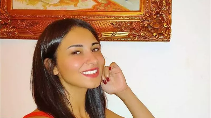 إطلالة رقيقة وظهور جذاب للفنانة انجى خطاب