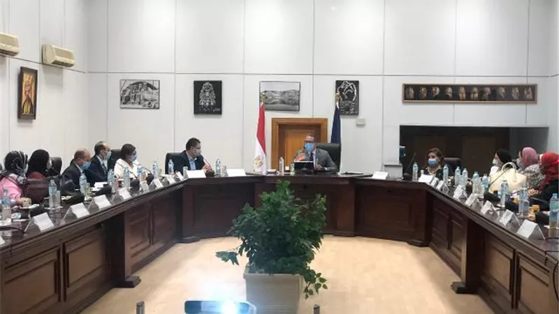 العناني: مد جسور التعاون بين مكاتب السياحة الداخلية لخروج المنتج السياحي والاثري بشكل يليق بحضارة مصر