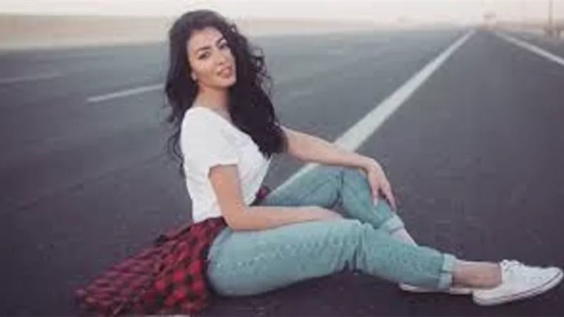 ميرهان حسين تخطف الانظار بفستان قصير.. صور
