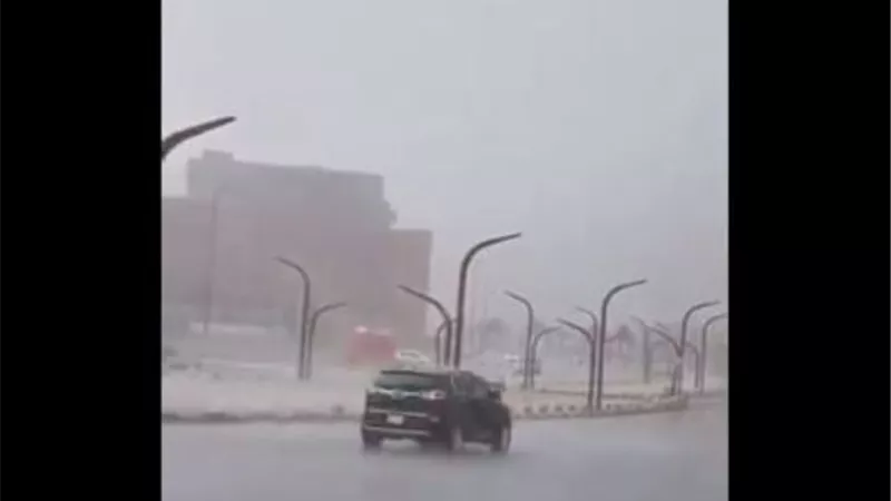 بالفيديو.. هطول أمطار غزيرة على مكة المكرمة