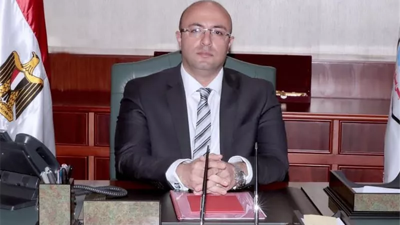 محافظ بني سويف يناقش مع مسؤولى التأمينات والبريد استخراج الفيزا الجديدة