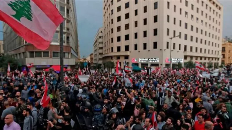 الجيش اللبناني يطلق الرصاص لتفريق محتجين في بيروت