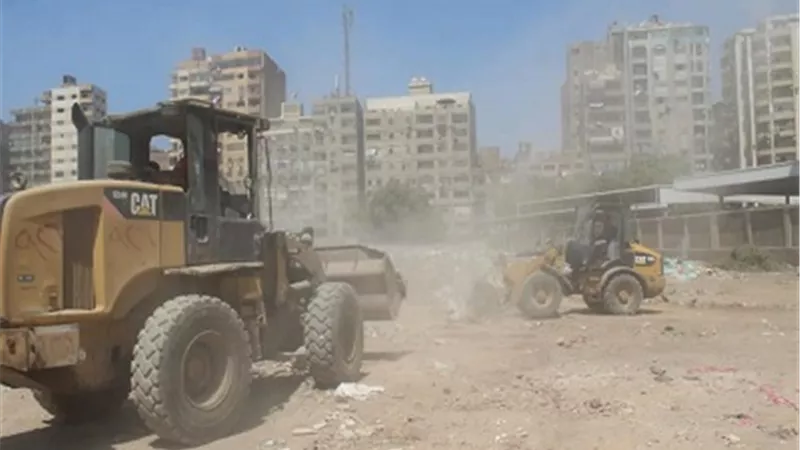 رفع ١٣٠ طن مخلفات بأرض المطاحن بشارع فيصل