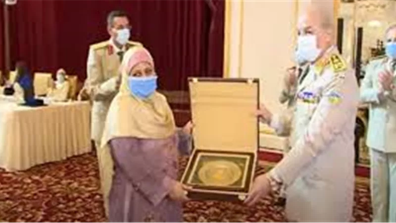 وزير الدفاع يكرم سيدة القطار و قادة القوات المسلحة المحالين للتقاعد .. فيديو