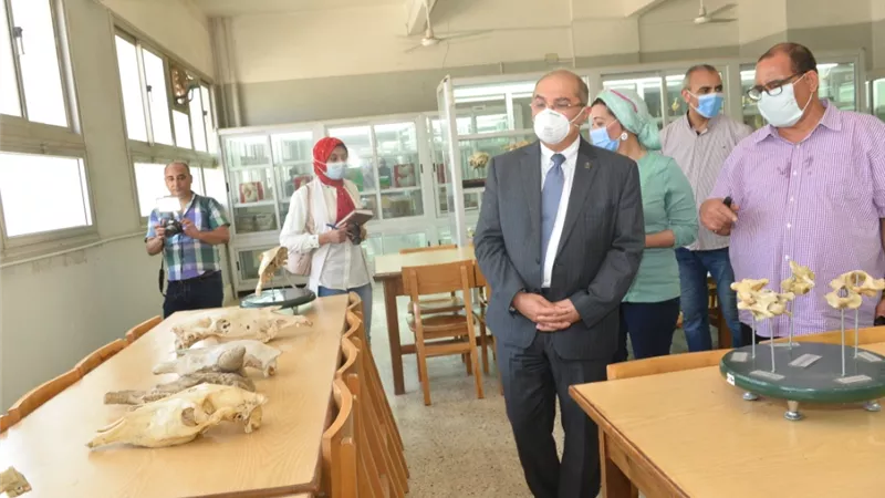 رئيس جامعة أسيوط يتفقد متحف كلية الطب البيطري ويشيد بدورها الحيوي