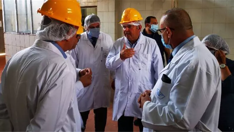 وزير قطاع الأعمال العام في جولة تفقدية بشركة النصر للكيماويات الدوائية بالقليوبية