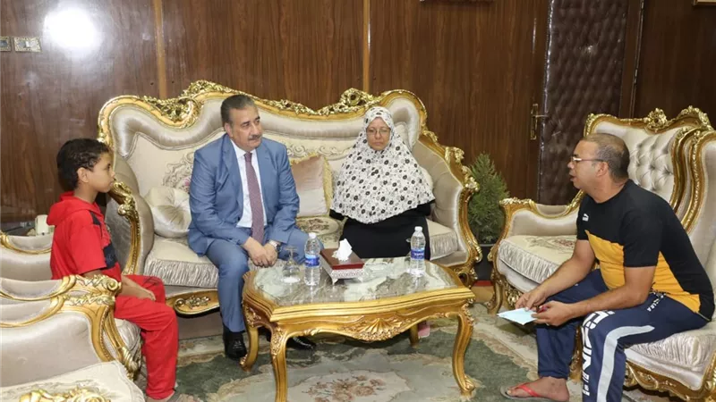 محافـظ المنوفية يقرر صرف إعانة مالية عاجلة لحالة إنسانية وإجراء جراحة لإبنها بمستشفى الجامعة ... صور