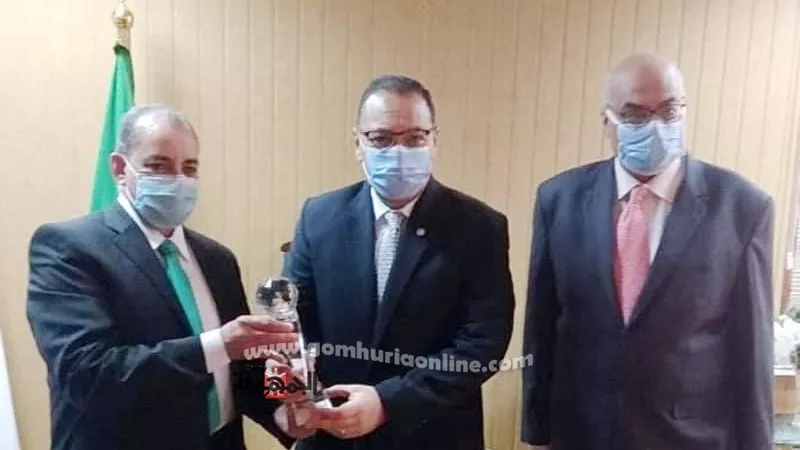 الهيئة العامة للتأمين الصحي تُهدى درع الهيئة لمحافظ الشرقية تقديراً لجهوده ودعمه لها