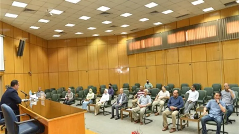 نائب رئيس جامعة أسيوط يجتمع مع أعضاء اللجنة العليا للأنشطة الطلابية