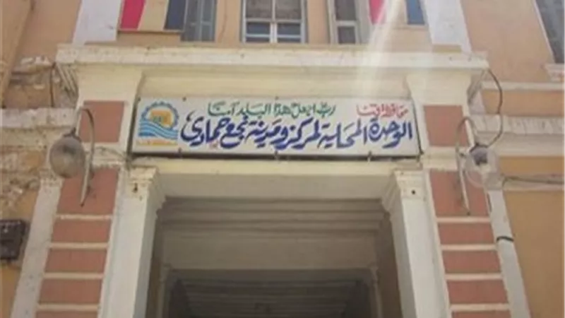 ضبط موظف بنجع حمادى لقيامه بإصدار رخصة بناء على أرض زراعية بالمخالفة للقانون