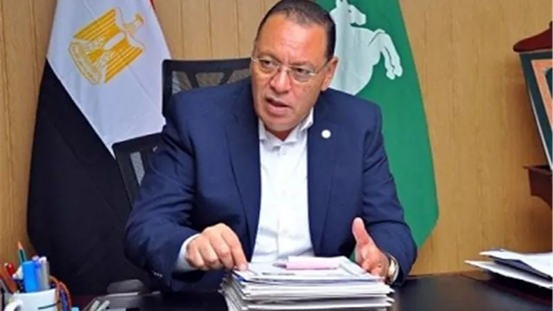 عبد المحسن وكرلس يقودان حملات على المحال التجارية غير المرخصة بمنيا القمح