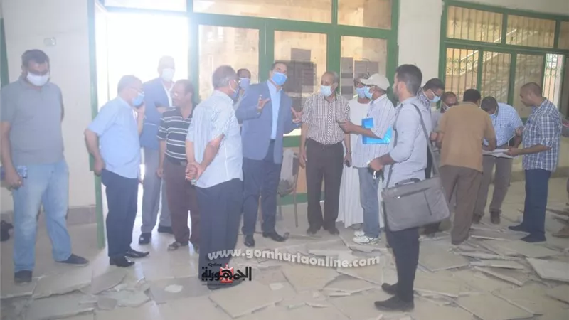 رئيس جامعة سوهاج يتفقد أعمال تجهيز أول مركز للامتحانات الإلكترونية..صور