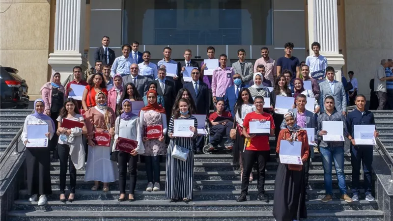 محافظ الاسكندريه يكرم ٤٠ طالبامن أوائل الثانوية العامة بالمحافظة