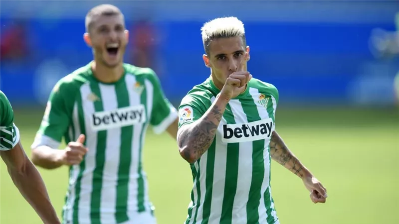كريستيان تيو يمنح بيتيس فوزاً غالياً على الأفيس بالدورى الإسبانى