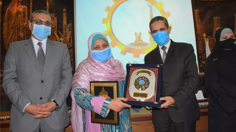 محافظ الغربية يكرم صفية ابوالعزم سيدة القطار.ووالدة المجندعبدالله مسعد