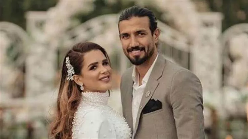 زوجة اللاعب رامي صبري تدعم البوركيني من أمام حمام السباحة