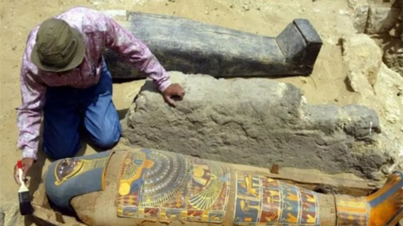 زاهي حواس يعلن عن كشف اثري ضخم ... سرداب مليء بالكنوز