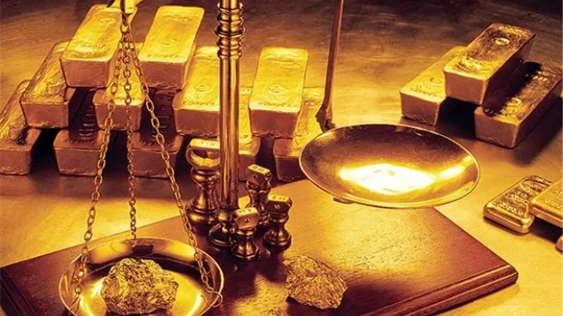 الذهب يصعد بفعل ضعف الدولار والأنظار على اجتماع مجلس الاحتياطى
