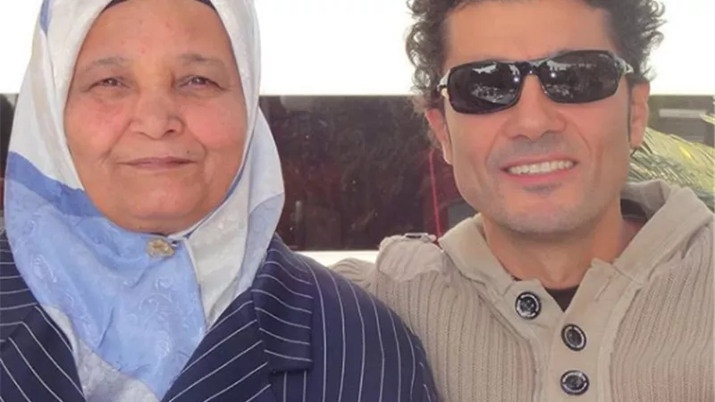 كل يوم أبعتلك السلام وحشتينى.. رسالة مؤثرة من خالد النبوي لوالدته فى ذكرى رحيلها