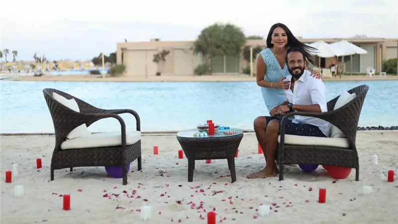 بالورود والشموع.. إنجى علاء تحتفل بعيد ميلاد يوسف الشريف على البحر.. صور