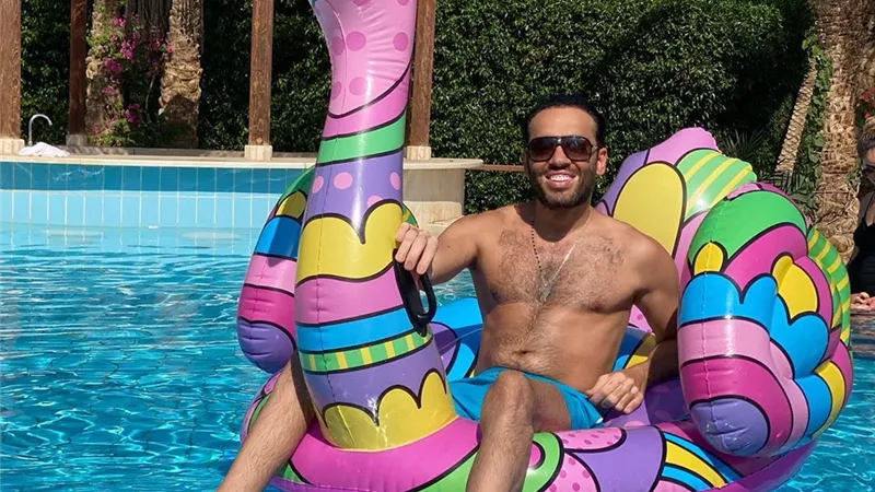 شاهد.. رامى جمال يقضى عطلته الصيفية على 