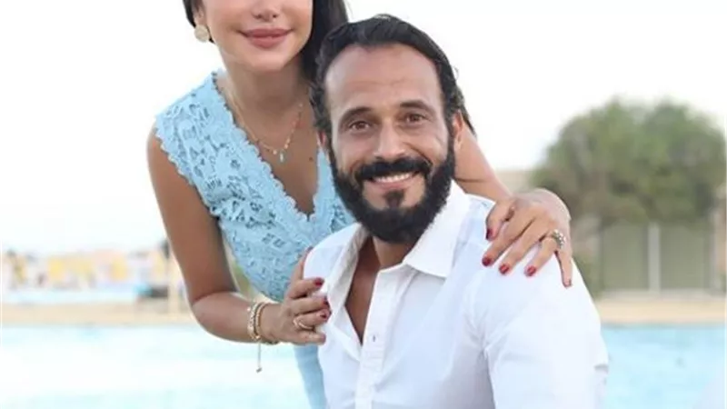 يوسف الشريف يحتفل بعيد ميلاده على البحر برفقة زوجته .. صور