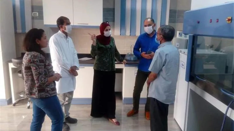 رئيس شركة مياه البحر الأحمر يتفقد اعمال تطوير معمل التحاليل الكيميائية لعينات مياه الشرب