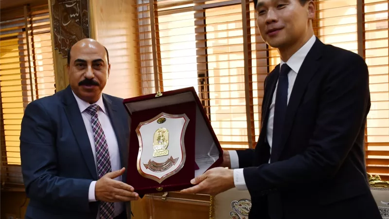 محافظ أسوان يبحث مع سفير كوريا صناعة السيارات وتكنولوجيا الإلكترونيات