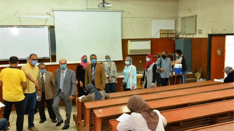 نائب رئيس جامعة أسيوط يتابع خطة تأمين طلاب مرحلة الدراسات العليا.. بالصور