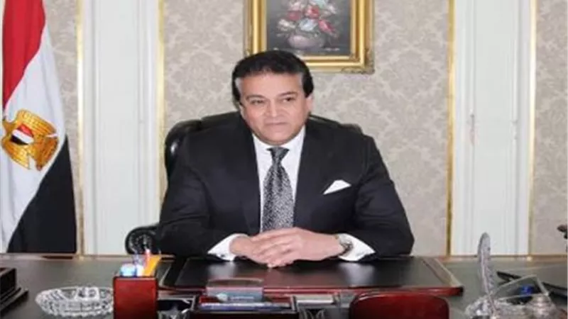 وزير التعليم العالى يناقش عودة النشاط الرياضى للجامعات بإجراءات احترازية