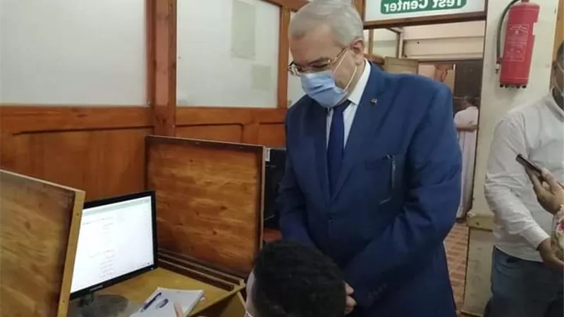 مدير تعليم القليوبية يتفقد مركز التطوير التكنولوجي لمتابعة الاختبارات الإلكترونية
