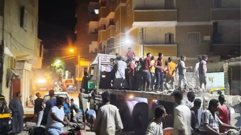 خروج سيارة النقل الثقيل التى ابتلعها هبوط أرضى بإسنا جنوب الأقصر.. بالصور