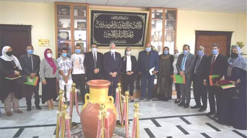 محافظ جنوب سيناء يكرم مديري إدارات ومدارس أوائل طلاب وطالبات المحافظة