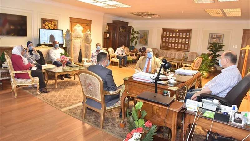 محافظ أسيوط يلتقى مدير البرنامج الوطنى لادارة المخلفات الصلبة لبحث سبل دعم منظومة النظافة وانشاء مصنع لتدوير المخلفات