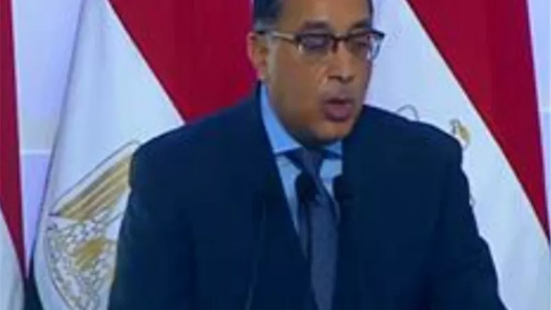 رئيس الوزراء:اضطررنا لنزع ملكية 62 ألف فدان زراعى لتحويلها إلى خدمات فى مناطق العمران العشوائي