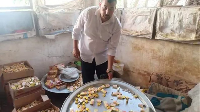 ضبط ٢ طن مرقة دجاج غير مطابقة للمواصفات بمزرعة دواجن في طوخ.صور