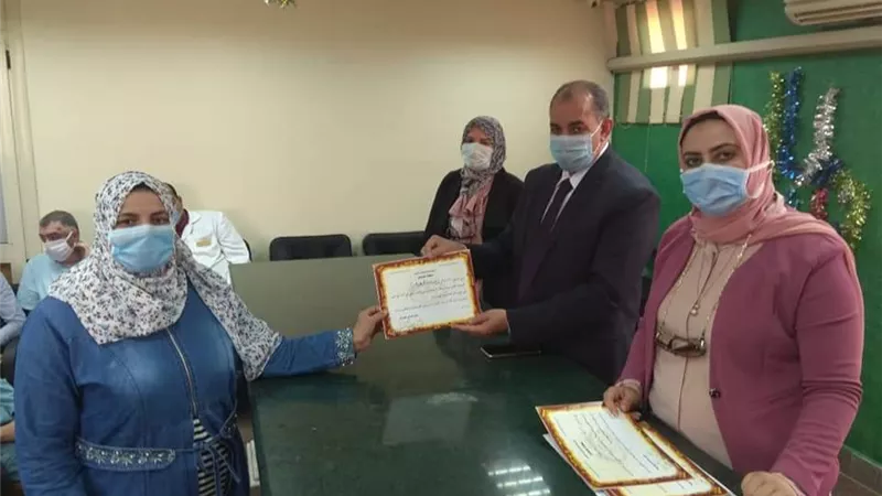 مدير التأمين الصحى يكرم الاطباء والعاملين بالمستشفيات والوحدات لجهودهم فى مواجهة بكورونا