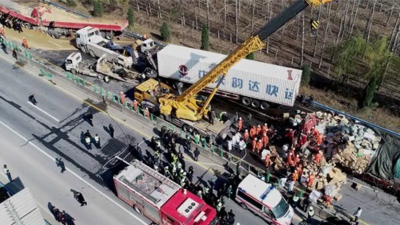 مقتل وإصابة 19 شخصا جراء انقلاب سيارة محملة بأطنان الحصى في الصين