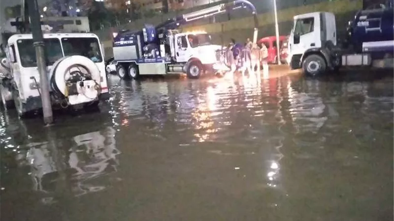 بالصور.. الصرف الصحى بالقاهرة تكشف عن سبب انفجار خط المياه الرئيسى بالأوتوستراد