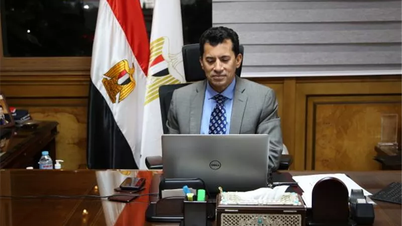 وزير الرياضة يلتقى الشباب المشارك في أولى معسكرات التحدي والمغامرة بنويبع