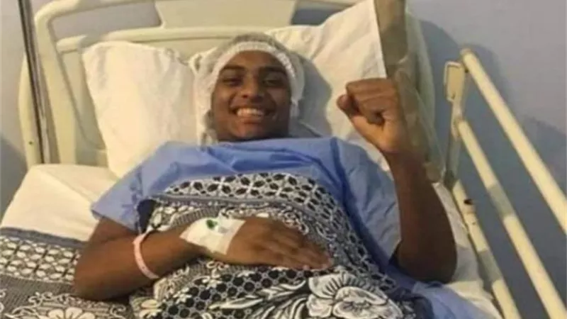 مرتضى منصور يطمئن على حارس يد الزمالك بعد جراحة الصليبي