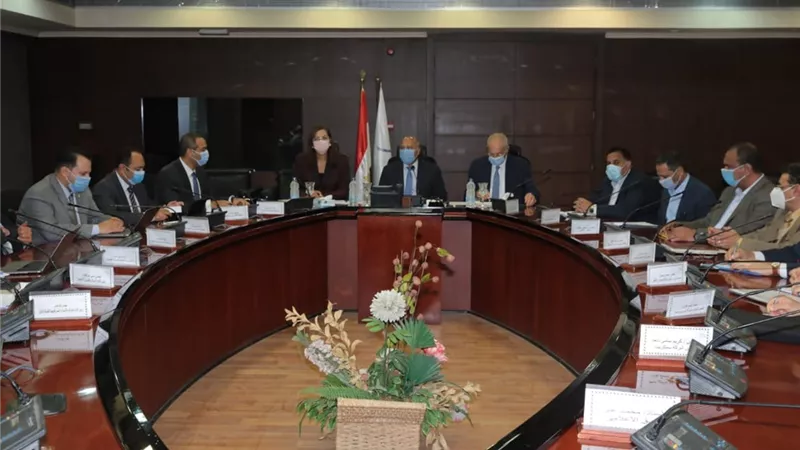 وزيرا النقل والتخطيط يبحثان آليات توطين صناعة الوحدات المتحركة للسكة الحديد في مصر