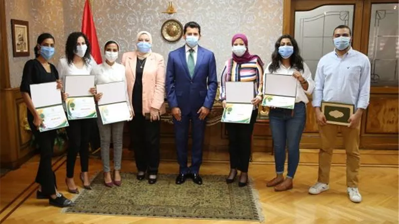 وزير الشباب يكرم أعضاء مبادرة مساعدة المتضررين من انفجار بيروت