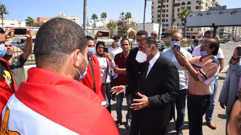 محافظ مطروح يستقبل ٦ عمال مصريين احتجزتهم جماعات ارهابية للاتجار بالبشر في ليبيا .. صور